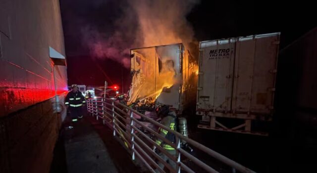 Incendio en Clay destruye miles de dólares en donaciones Tráileres de almacenamiento de camiones dañados por el fuego fuera de una tienda comunitaria en Clay.