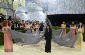 Madonna impacta en la Met Gala y anuncia fecha de su album Madonna impacta en la Met Gala y anuncia fecha de su album