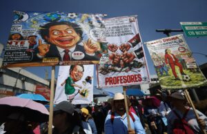 Miles de maestros marchan en Ciudad de México para exigir mejoras salariales Miles de maestros marchan en Ciudad de México para exigir mejoras salariales