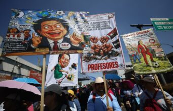 Miles de maestros marchan en Ciudad de México para exigir mejoras salariales Miles de maestros marchan en Ciudad de México para exigir mejoras salariales