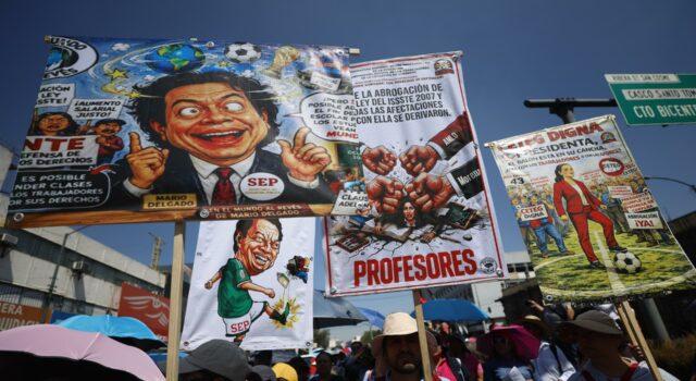 Miles de maestros marchan en Ciudad de México para exigir mejoras salariales Miles de maestros marchan en Ciudad de México para exigir mejoras salariales