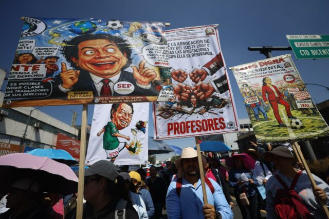 Miles de maestros marchan en Ciudad de México para exigir mejoras salariales
