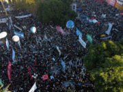 Multitudinarias marchas en Argentina reclaman fondos para la universidad pública Multitudinarias marchas en Argentina reclaman fondos para la universidad pública