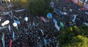 Multitudinarias marchas en Argentina reclaman fondos para la universidad pública Multitudinarias marchas en Argentina reclaman fondos para la universidad pública