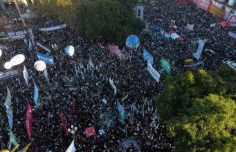 Multitudinarias marchas en Argentina reclaman fondos para la universidad pública Multitudinarias marchas en Argentina reclaman fondos para la universidad pública