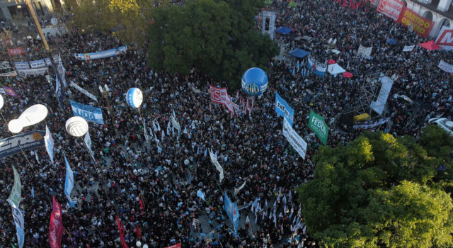 Multitudinarias marchas en Argentina reclaman fondos para la universidad pública Multitudinarias marchas en Argentina reclaman fondos para la universidad pública