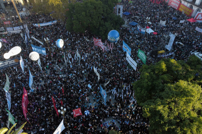 Multitudinarias marchas en Argentina reclaman fondos para la universidad pública Multitudinarias marchas en Argentina reclaman fondos para la universidad pública