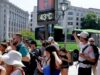 Ola de calor en Europa activa alertas rojas por temperaturas extremas Termómetro urbano digital marcando temperaturas extremas bajo el sol en una plaza pública europea durante una ola de calor.