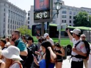 Ola de calor en Europa activa alertas rojas por temperaturas extremas Termómetro urbano digital marcando temperaturas extremas bajo el sol en una plaza pública europea durante una ola de calor.