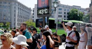 Ola de calor en Europa activa alertas rojas por temperaturas extremas Termómetro urbano digital marcando temperaturas extremas bajo el sol en una plaza pública europea durante una ola de calor.