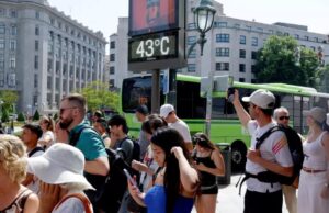 Ola de calor en Europa activa alertas rojas por temperaturas extremas Termómetro urbano digital marcando temperaturas extremas bajo el sol en una plaza pública europea durante una ola de calor.