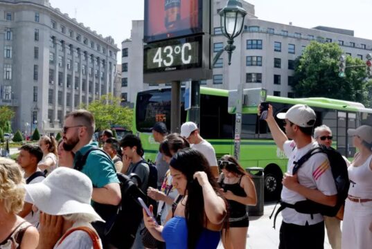 Ola de calor en Europa activa alertas rojas por temperaturas extremas Termómetro urbano digital marcando temperaturas extremas bajo el sol en una plaza pública europea durante una ola de calor.