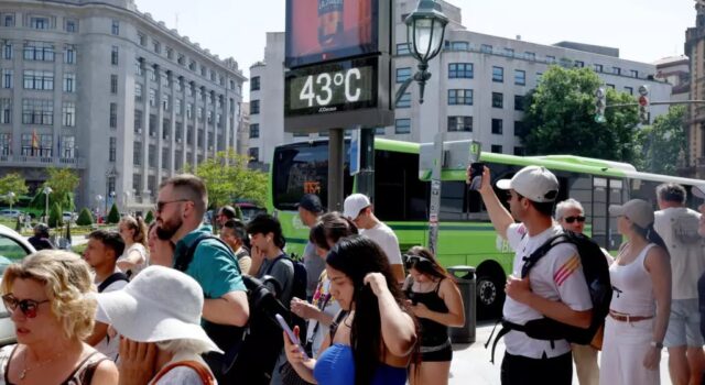 Ola de calor en Europa activa alertas rojas por temperaturas extremas Termómetro urbano digital marcando temperaturas extremas bajo el sol en una plaza pública europea durante una ola de calor.