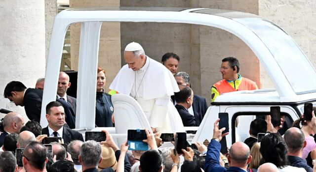 Papa rinde homenaje a Juan Pablo II tras 45 años del atentado Papa rinde homenaje a Juan Pablo II tras 45 años del atentado