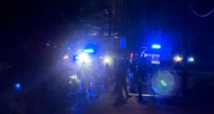 Tiroteo en Birmingham deja tres heridos y varios detenidos Patrulla de la policía de Birmingham con luces de emergencia encendidas durante una investigación nocturna en Alabama.