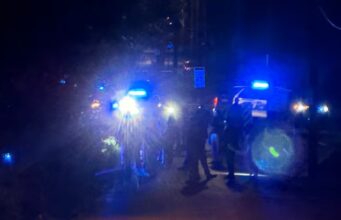 Tiroteo en Birmingham deja tres heridos y varios detenidos Patrulla de la policía de Birmingham con luces de emergencia encendidas durante una investigación nocturna en Alabama.