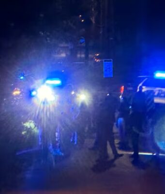 Tiroteo en Birmingham deja tres heridos y varios detenidos Patrulla de la policía de Birmingham con luces de emergencia encendidas durante una investigación nocturna en Alabama.
