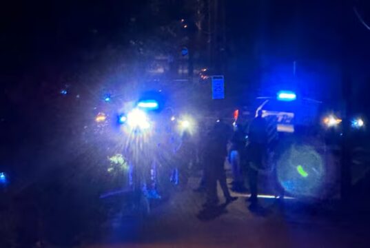 Tiroteo en Birmingham deja tres heridos y varios detenidos Patrulla de la policía de Birmingham con luces de emergencia encendidas durante una investigación nocturna en Alabama.