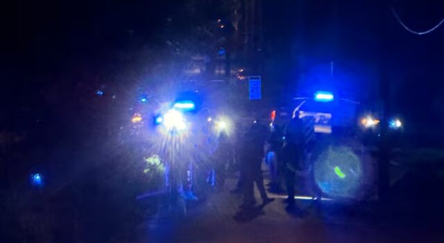 Tiroteo en Birmingham deja tres heridos y varios detenidos Patrulla de la policía de Birmingham con luces de emergencia encendidas durante una investigación nocturna en Alabama.
