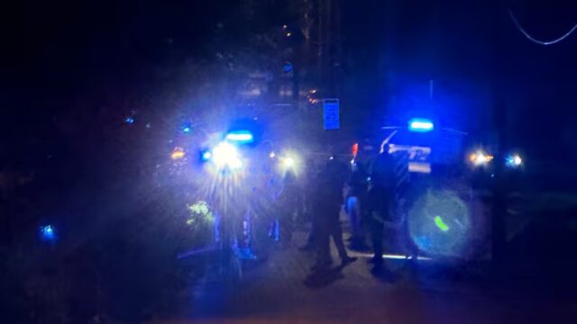 policia-birmingham-investigacion-tiroteo-alabama Patrulla de la policía de Birmingham con luces de emergencia encendidas durante una investigación nocturna en Alabama.