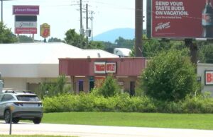 Policía de Oxford busca a cuarto sospechoso por tiroteo en una licorería Policía de Oxford busca a cuarto sospechoso por tiroteo en una licorería