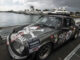 Rallye de la Cerámica se suspende tras trágico accidente Un coche clásico Porsche de rally gris con el logo de St. Pauli estacionado en un muelle náutico junto a yates.