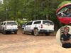 Tiroteo en Alabama: Acusan a hombre por muerte de su hermana Patrullas de la policía investigan el tiroteo en Alabama con los retratos de Kristie y Ricky Adkins superpuestos.