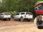 Tiroteo en Alabama: Acusan a hombre por muerte de su hermana Patrullas de la policía investigan el tiroteo en Alabama con los retratos de Kristie y Ricky Adkins superpuestos.