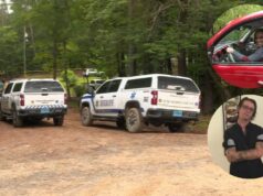 Tiroteo en Alabama: Acusan a hombre por muerte de su hermana Patrullas de la policía investigan el tiroteo en Alabama con los retratos de Kristie y Ricky Adkins superpuestos.
