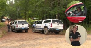 Tiroteo en Alabama: Acusan a hombre por muerte de su hermana Patrullas de la policía investigan el tiroteo en Alabama con los retratos de Kristie y Ricky Adkins superpuestos.