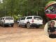 Tiroteo en Alabama: Acusan a hombre por muerte de su hermana Patrullas de la policía investigan el tiroteo en Alabama con los retratos de Kristie y Ricky Adkins superpuestos.