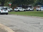 Tiroteo en Huntsville deja una víctima herida de bala Patrullas policiales de Huntsville resguardan la calle Timberlane tras reportarse un tiroteo con un herido.