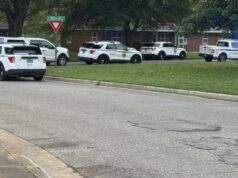 Tiroteo en Huntsville deja una víctima herida de bala Patrullas policiales de Huntsville resguardan la calle Timberlane tras reportarse un tiroteo con un herido.