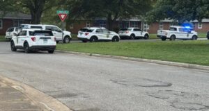 Tiroteo en Huntsville deja una víctima herida de bala Patrullas policiales de Huntsville resguardan la calle Timberlane tras reportarse un tiroteo con un herido.