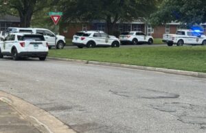 Tiroteo en Huntsville deja una víctima herida de bala Patrullas policiales de Huntsville resguardan la calle Timberlane tras reportarse un tiroteo con un herido.