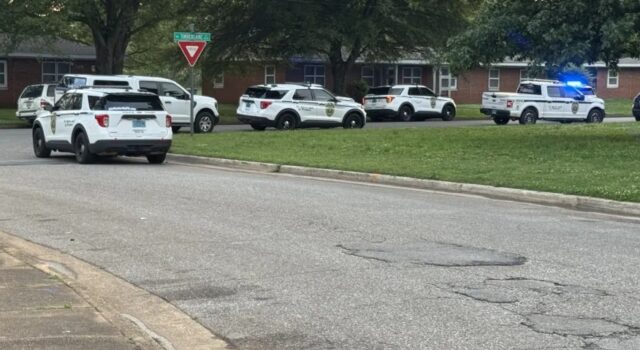Tiroteo en Huntsville deja una víctima herida de bala Patrullas policiales de Huntsville resguardan la calle Timberlane tras reportarse un tiroteo con un herido.