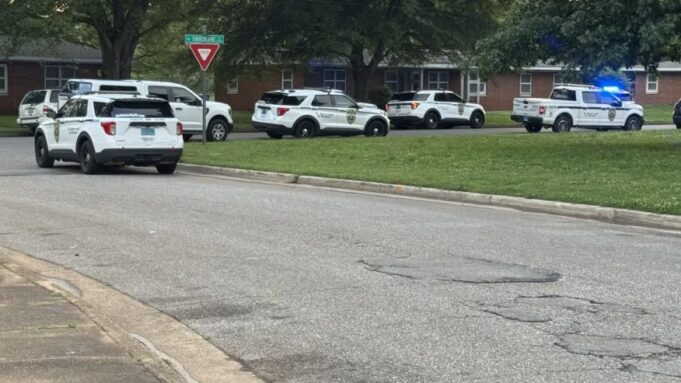 Tiroteo en Huntsville deja una víctima herida de bala Patrullas policiales de Huntsville resguardan la calle Timberlane tras reportarse un tiroteo con un herido.