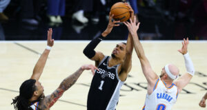 Spurs fuerzan el séptimo partido tras arrollar a los Thunder Victor Wembanyama de los San Antonio Spurs lanza a canasta frente a la defensa de Oklahoma City Thunder en las finales de la Conferencia Oeste de la NBA.
