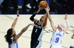 Spurs fuerzan el séptimo partido tras arrollar a los Thunder Victor Wembanyama de los San Antonio Spurs lanza a canasta frente a la defensa de Oklahoma City Thunder en las finales de la Conferencia Oeste de la NBA.
