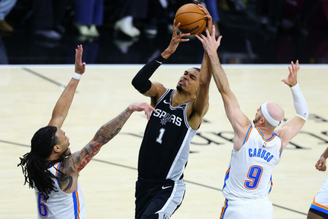 118-91. Los Spurs fuerzan el séptimo partido con una paliza a los Thunder Victor Wembanyama de los San Antonio Spurs lanza a canasta frente a la defensa de Oklahoma City Thunder en las finales de la Conferencia Oeste de la NBA.