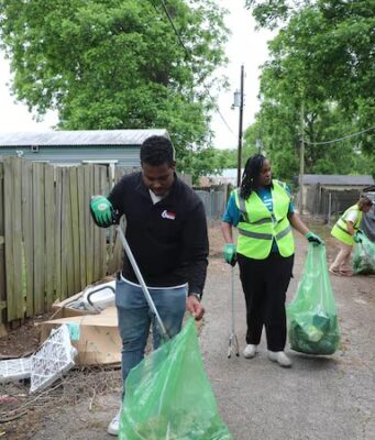 Voluntarios de Birmingham se unen para limpiar la ciudad y frenar vertederos ilegales Voluntarios de Birmingham se unen para limpiar la ciudad y frenar vertederos ilegales