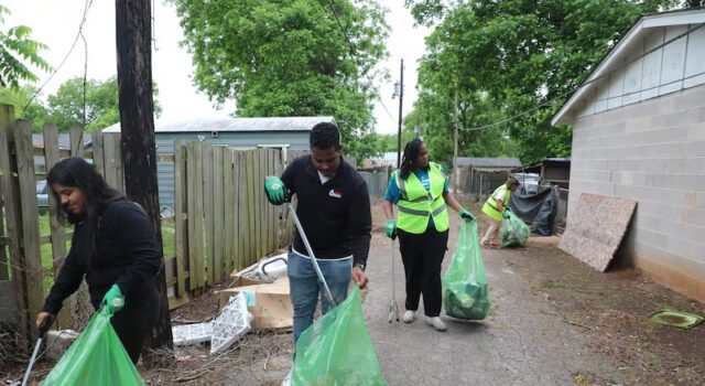 Voluntarios de Birmingham se unen para limpiar la ciudad y frenar vertederos ilegales Voluntarios de Birmingham se unen para limpiar la ciudad y frenar vertederos ilegales