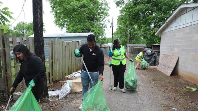 Voluntarios de Birmingham se unen para limpiar la ciudad y frenar vertederos ilegales Voluntarios de Birmingham se unen para limpiar la ciudad y frenar vertederos ilegales