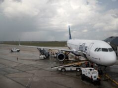 JetBlue volará a Caracas desde Florida este año tras veto Avión comercial de JetBlue despegando desde un aeropuerto de Florida hacia Caracas, Venezuela.