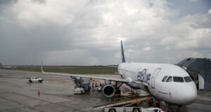 JetBlue volará a Caracas desde Florida este año tras veto Avión comercial de JetBlue despegando desde un aeropuerto de Florida hacia Caracas, Venezuela.