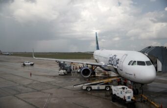 JetBlue volará a Caracas desde Florida este año tras veto Avión comercial de JetBlue despegando desde un aeropuerto de Florida hacia Caracas, Venezuela.