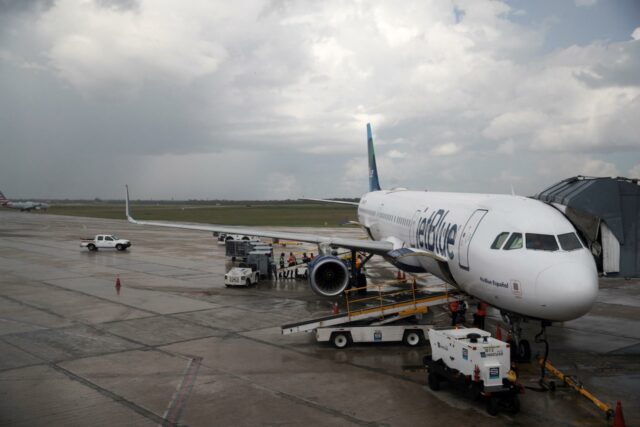 JetBlue anuncia planes de lanzar este año vuelos directos entre EE.UU. y Venezuela Avión comercial de JetBlue despegando desde un aeropuerto de Florida hacia Caracas, Venezuela.