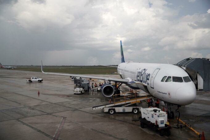 JetBlue volará a Caracas desde Florida este año tras veto Avión comercial de JetBlue despegando desde un aeropuerto de Florida hacia Caracas, Venezuela.