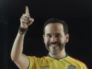 Elecciones en Colombia: De la Espriella gana por estrecho margen Abelardo de la Espriella sonríe y levanta el dedo índice celebrando su victoria en las elecciones de Colombia.
