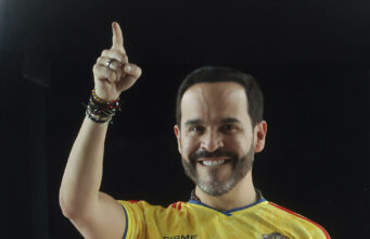 Elecciones en Colombia: De la Espriella gana por estrecho margen Abelardo de la Espriella sonríe y levanta el dedo índice celebrando su victoria en las elecciones de Colombia.
